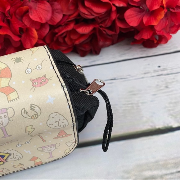 Harry Potter Hogwarts Crest Cosmetic Bag Clutch - Picture 5 of 14